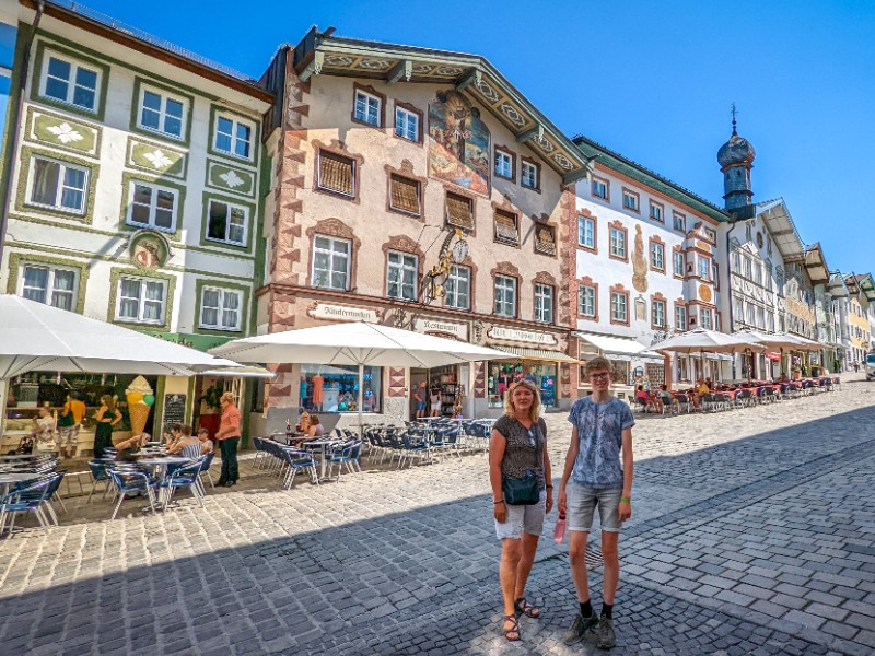 Sabine en onze zoon Zeb in de Marktstrasse van Bad Tölz