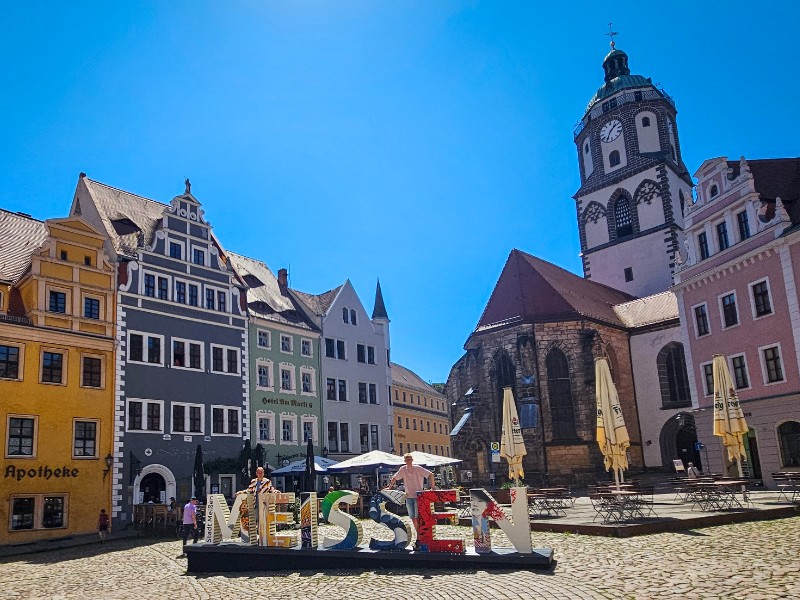 Patrick en Zeb bij de letters op de Marktplatz van Meißen