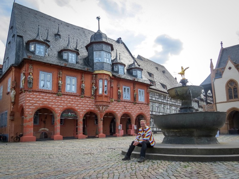 Patrick bij de fontein op het Marktplein van Goslar