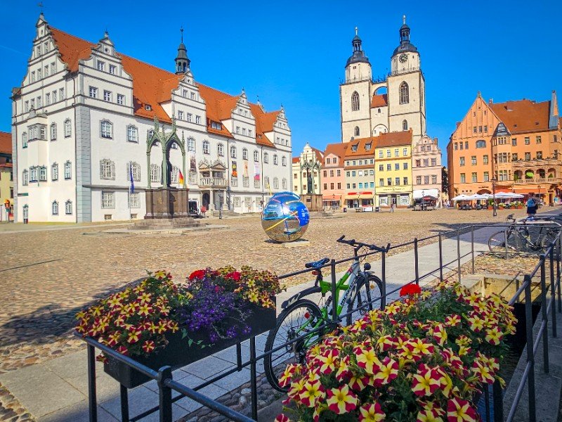 Het marktplein van Wittenberg, met Rathaus en standbeeld van Luther