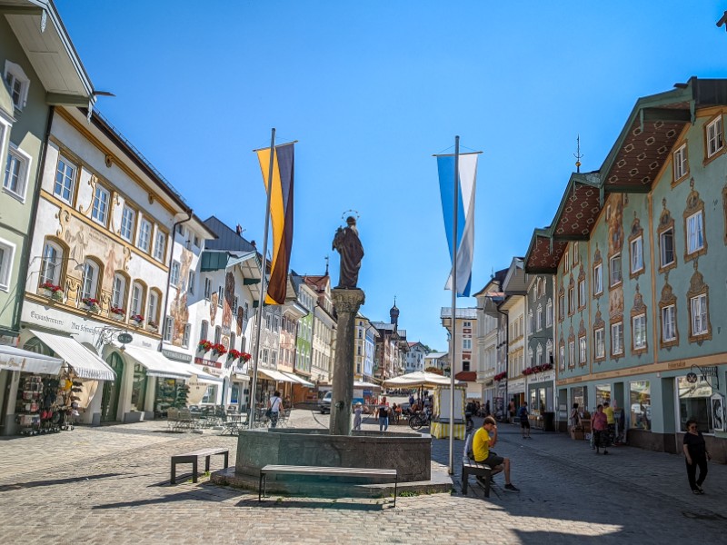 De fontein met Mariabeeld op de Marktstrasse in Bad Tölz