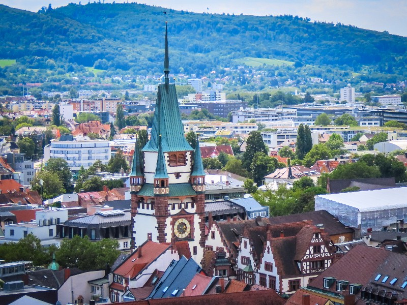 De Martinstor gezien vanaf de Münster van Freiburg