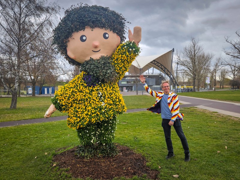 Patrick bij de mascotte van het Elbauenpark