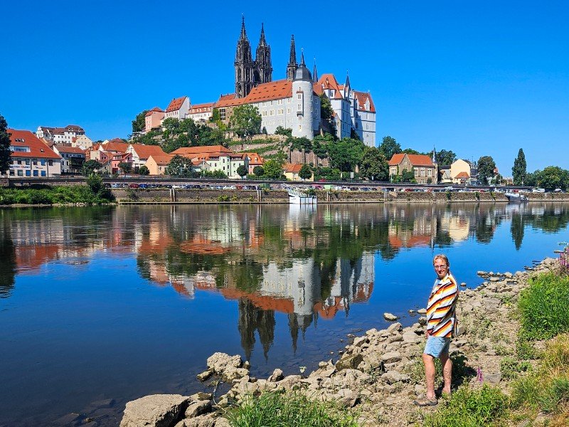 Patrick kijkt over de Elbe naar de Burgberg in Meißen