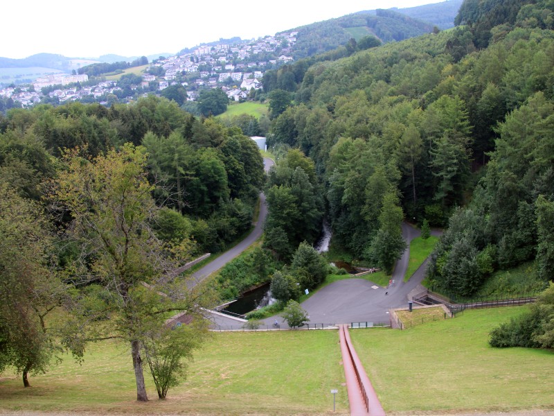 Uitzicht op Meschede vanaf de stuwdam van de Hennesee. Op de voorgrond de 333 treden