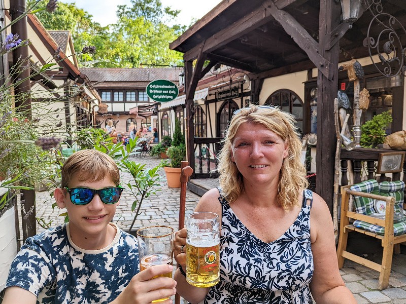 Op het terras van Restaurant Bratwurstglöcklein in het handwerkerhof