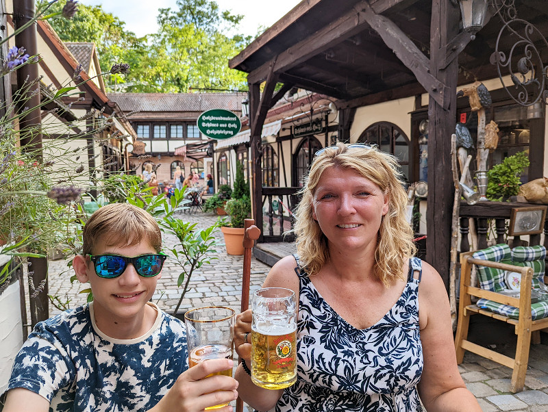 Op het terras van Restaurant Bratwurstglöcklein in het handwerkerhof