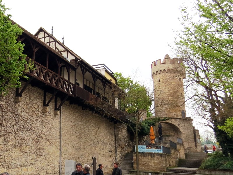 De Pulverturm met een stukje Middeleeuwse stadsmuur
