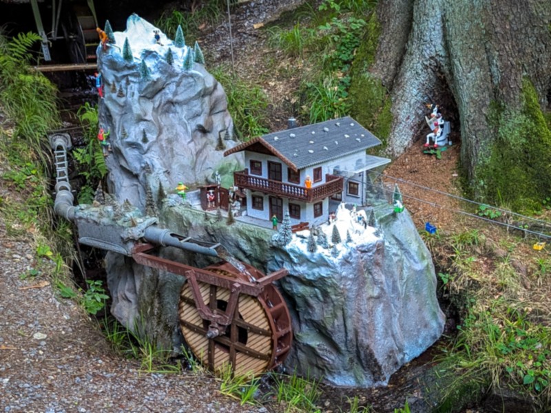 Miniatuur berglift aangedreven door watermolentje