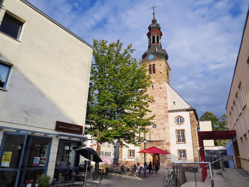 Lunchroom Moccachili aan een gezellig pleintje in Saarbrücken