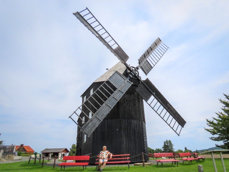 Patrick voor de molen in Kottmarsdorf