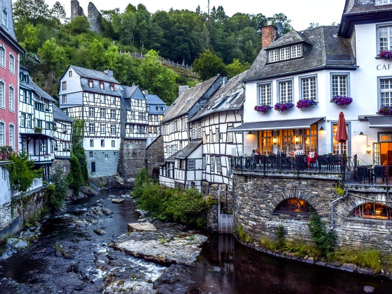 Het prachtige dorp Monschau in de Eifel in Noordrijn-Westfalen