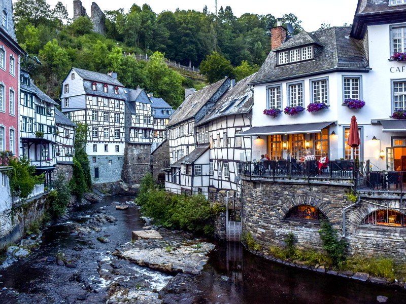 Uitzicht over de Rur vanaf een brug in het historisch centrum van Monschau