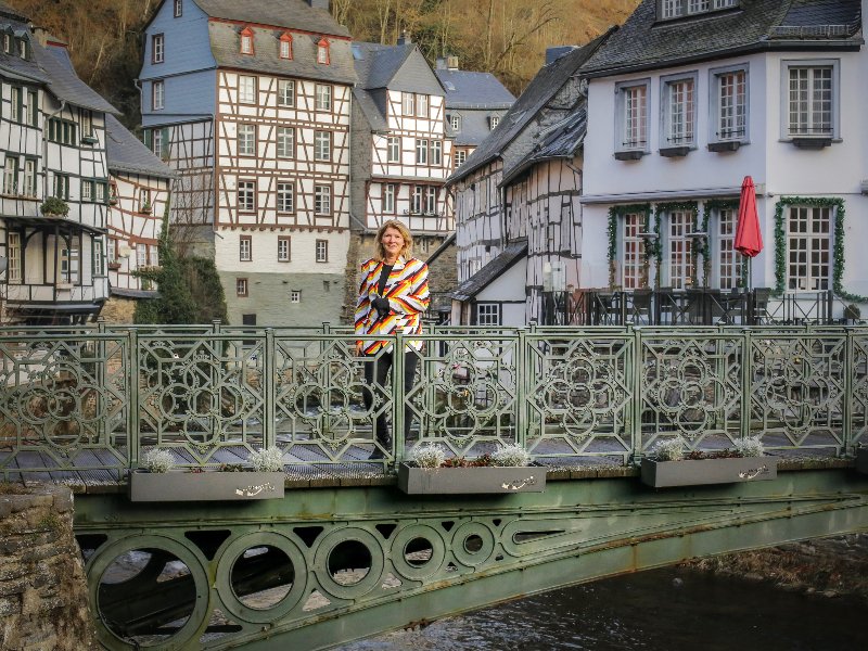 Achter Sabine zijn verschillende vakwerkhuizen te zien waar Monschau zo beroemd om is.