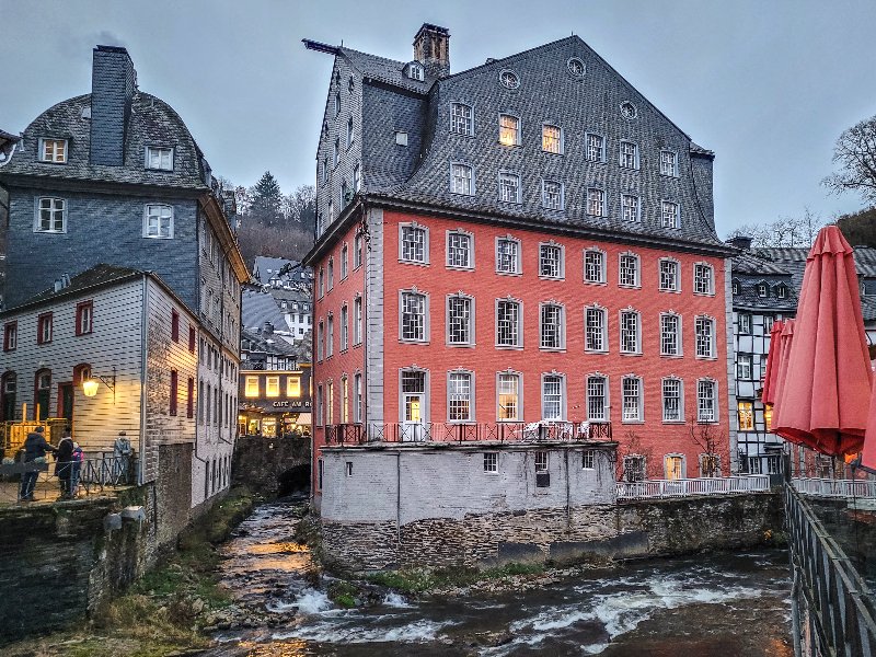 Het bekende Rote Haus in het centrum van Monschau is zeker een bezoekje waard.