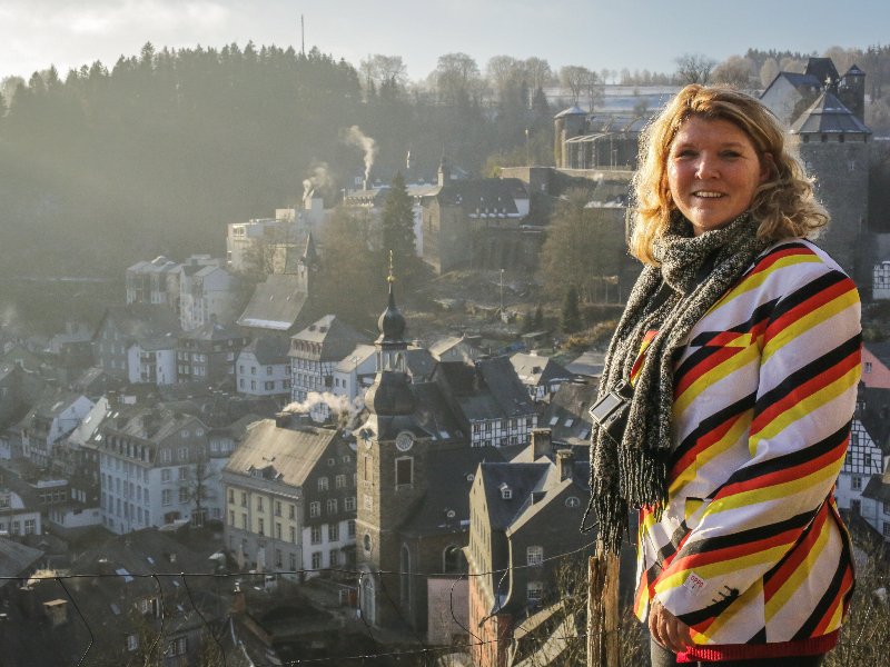 Het uitzicht over Monschau vanaf het uitkijkpunt bij de Halle Ruïne.