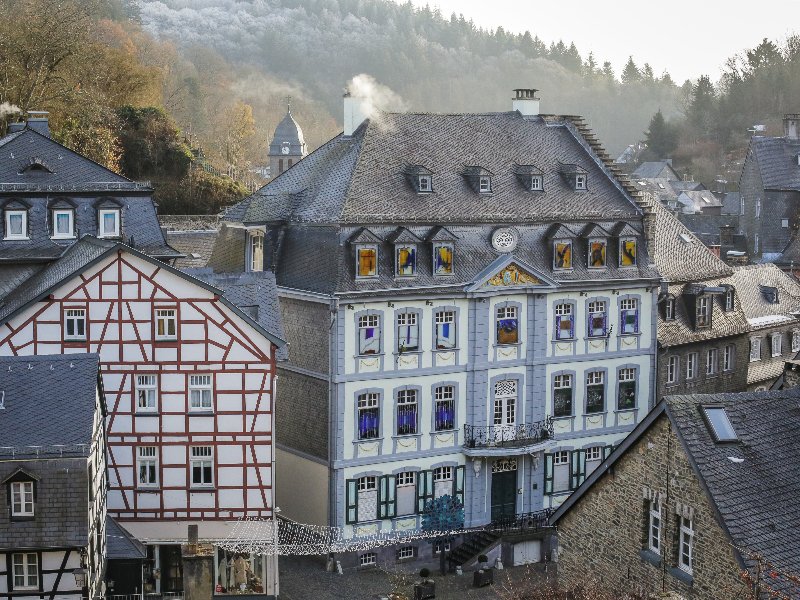 Er zijn niet alleen mooie vakwerkhuizen te vinden in Monschau. Er zijn ook veel mooi bewerkte gevels uit de 18e eeuw te zien zoals Haus Troistorff. Prachtig!