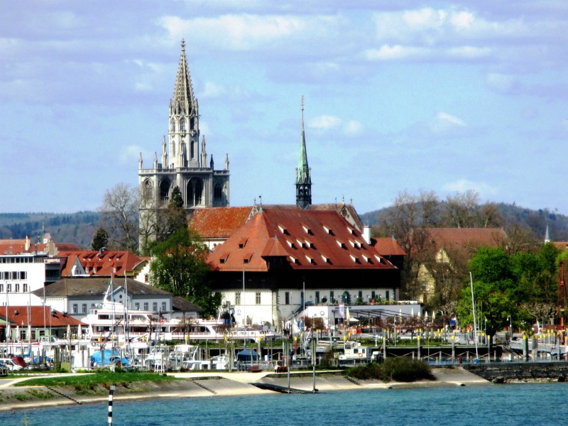 De Münster en het gebouw van de Concilie van Konstanz, gezien vanaf de Bodensee