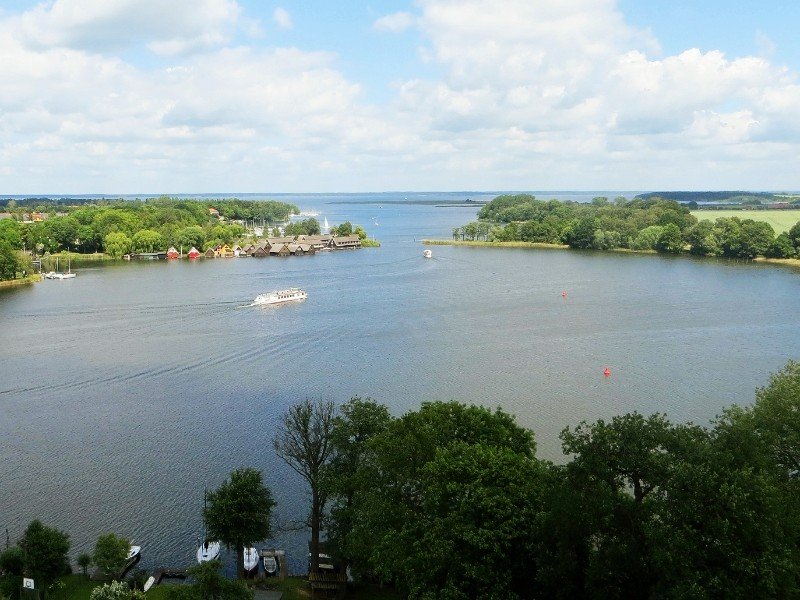 EEn boot vaart richting de Müritzsee vanuit Röbel