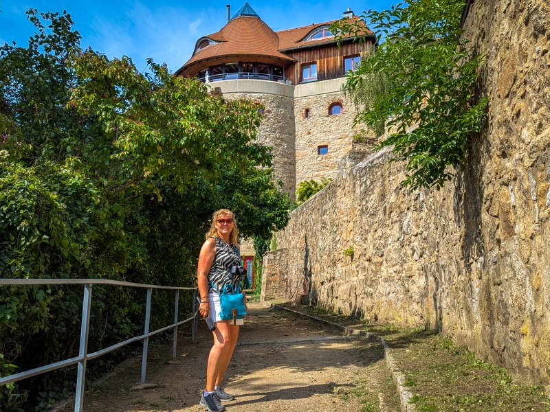Sabine bij de muur en voor de Mühlbastei