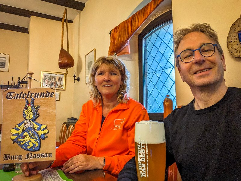 Proost vanuit het restaurant van Burg Nassau