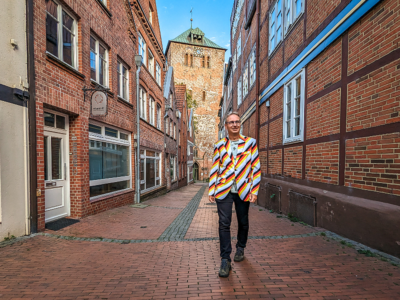 Patrick loopt door een straatje in Stade, Hanzestad in Nedersaksen