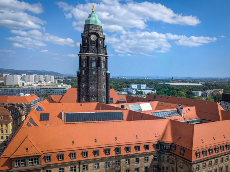 Het Neues Rathaus gezien vanaf de Kreuzkirche