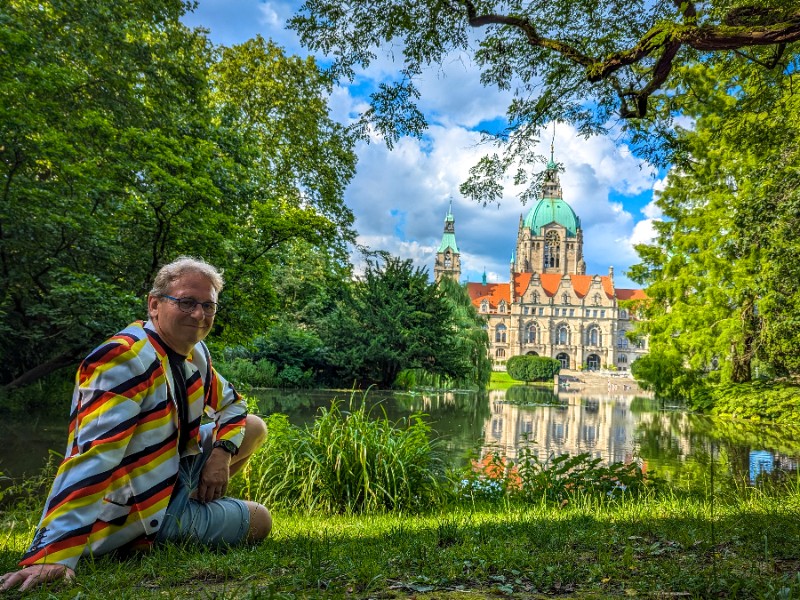 Patrick in het park bij het Neues Rathaus van Hannover