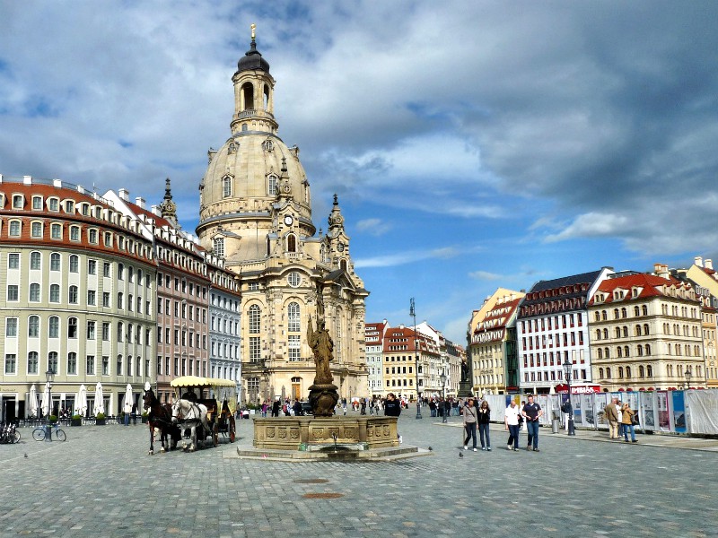 De Neumarkt in Dresden met de Frauenkirche