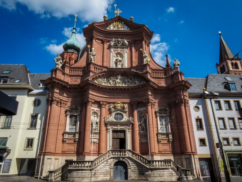De barokke gevel van de Neumünster kerk