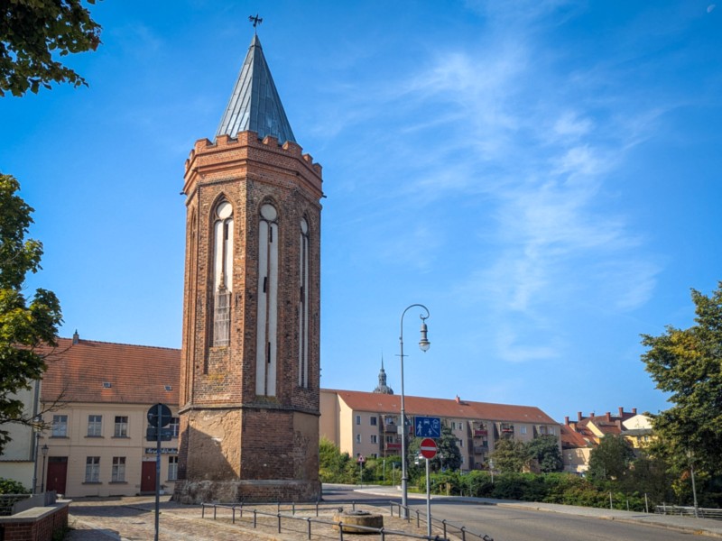 De Neustädtischer Mühlentorturm staat een beetje eenzaam bij de dam naar het Dom-Insel