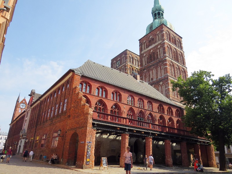 De torens van de Nicilaikirche en achterkant van het Rathaus