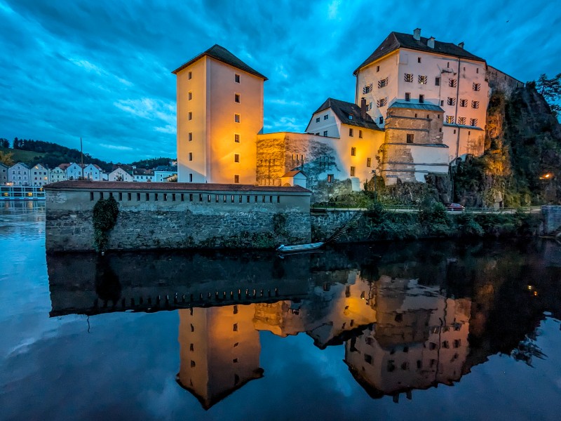 Het Niederhaus weerspiegelt in het zwarte water van de Ilz