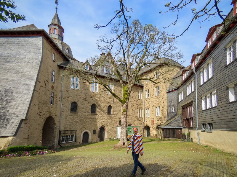 Patrick bij het Oberes Schloss van Siegen