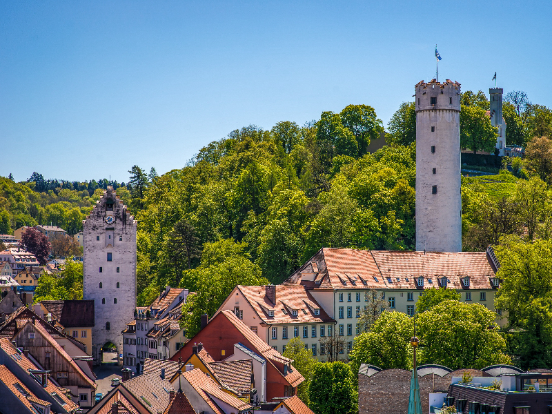 Uitzicht over de daken en enkele torens van de Duitse stad Ravensburg in Oberschwaben