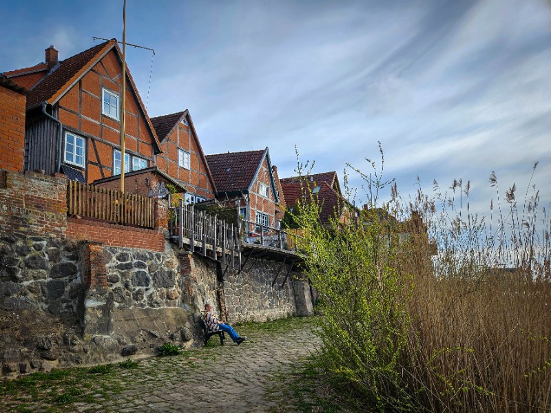Patrick relaxend aan de Elbe in Lauenburg