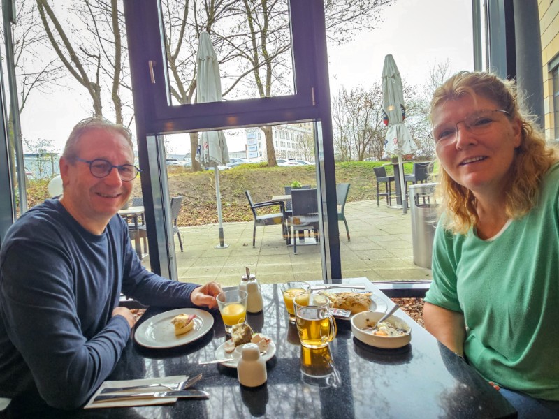 Een heerlijk ontbijt bij Magdeburg City Center by Leonardo