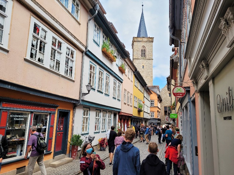 Als je er op loopt lijkt de Krämerbrücke net een gewone, smalle winkelstraat