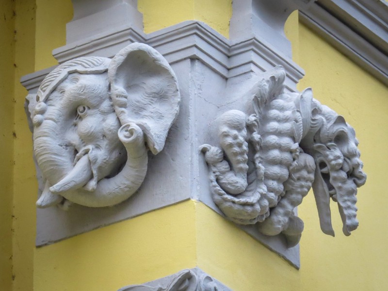 Olifants- en drakenkop als ornamenten aan de gevel van Slot Oldenburg