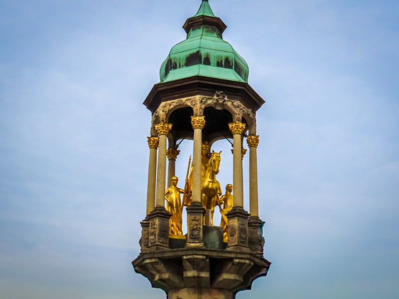 Standbeeld van Keizer Otto I als gouden ruiter op de Alter Markt
