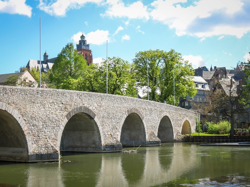 Via de oude stenen brug wandel je Wetzlar in