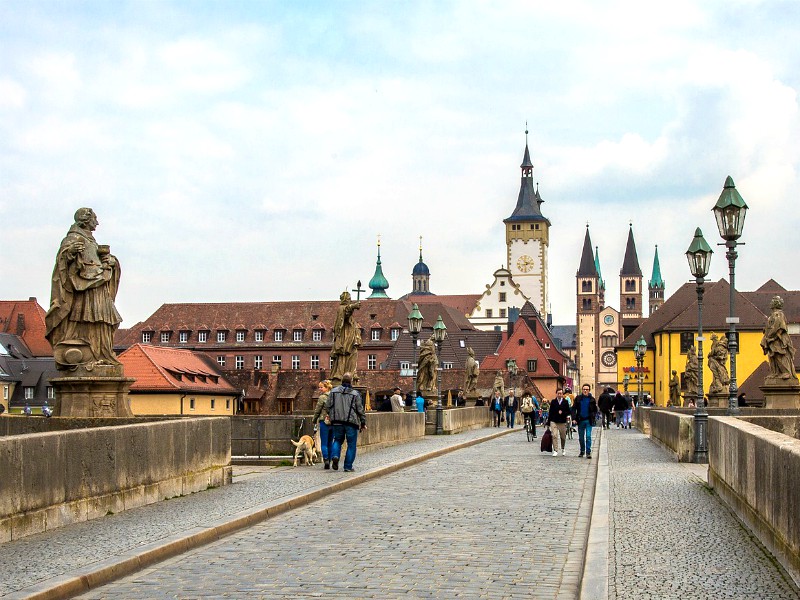 De oude Mainbrug in Würzburg lijkt wel op de Karelsbrug in Praag