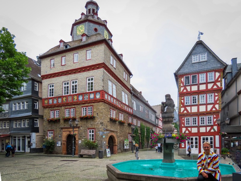 Patrick op de Marktplatz voor het oude raadhuis van Herborn