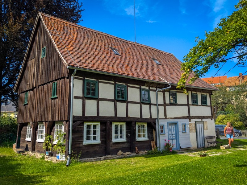 Sabine bij het oudste Umgebindehaus uit 1614 in Seifhennersdorf