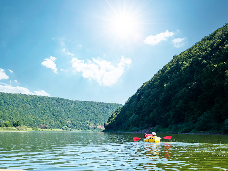 Peddelend over de rivier met een packraft