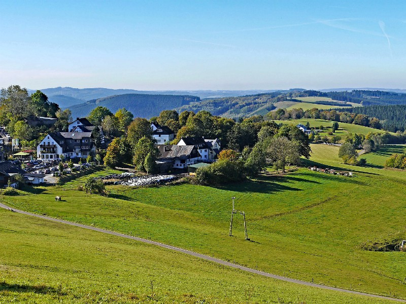 Mooi panorama van het dorp Wildewiese in het Sauerland