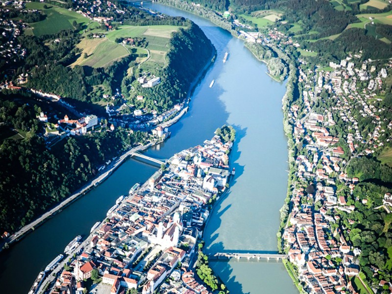 De lichtblauwe Inn komt samen met de donkerblauwe Donau. De Ilz links is moeilijk zichtbaar.