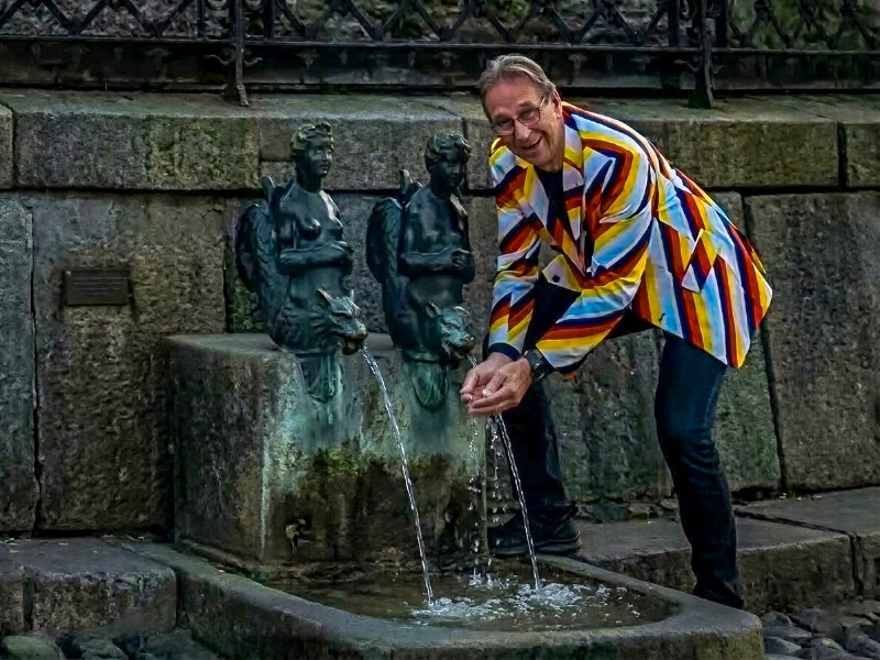 Patrick wast zijn handen bij Nix en Nixe voor de Wasserkunst