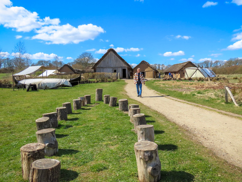 Patrick in het nagebootste vikingdorp in Haithabu