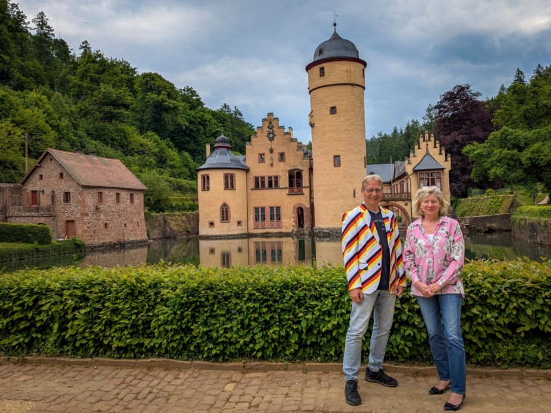 Patrick met de Gravin voor Slot Mespelbrunn